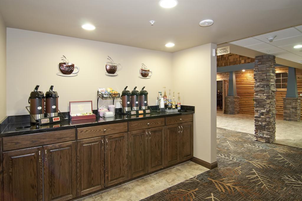 The Watford Hotel Watford City Екстериор снимка
